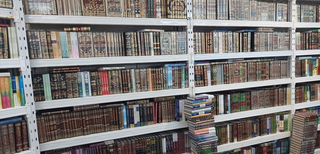 Boekenkast met klassieke Arabische islamitische werken