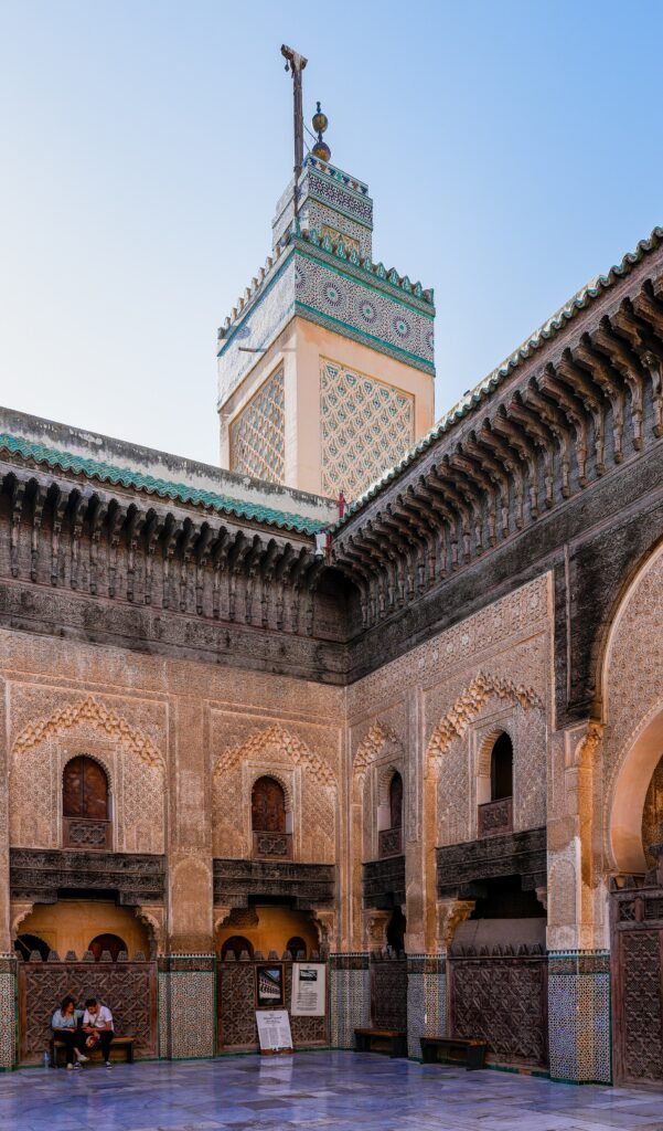 Binnenplaats en minaret van de Medersa Bou Inania in Fes